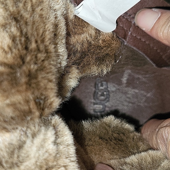 UGGS 100% AUTHENTIC EXCELLENT CONDITION (Like New) - Picture 14 of 16